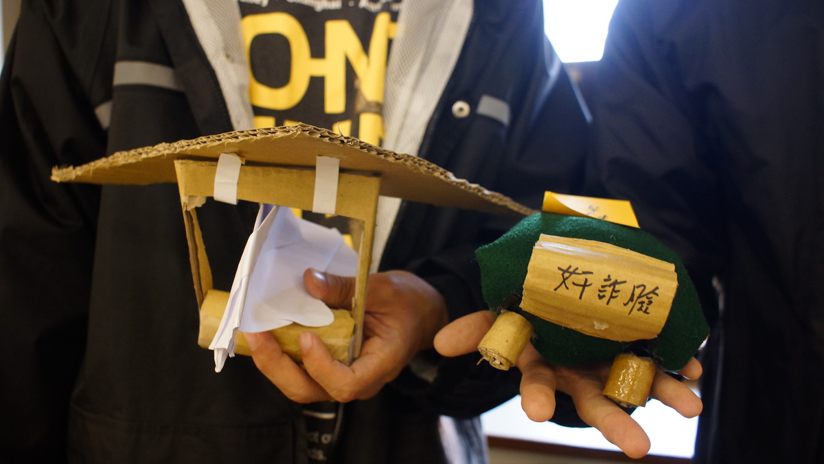 新奇趣味的動物模型。左為會飛的企鵝,右為人臉烏龜。