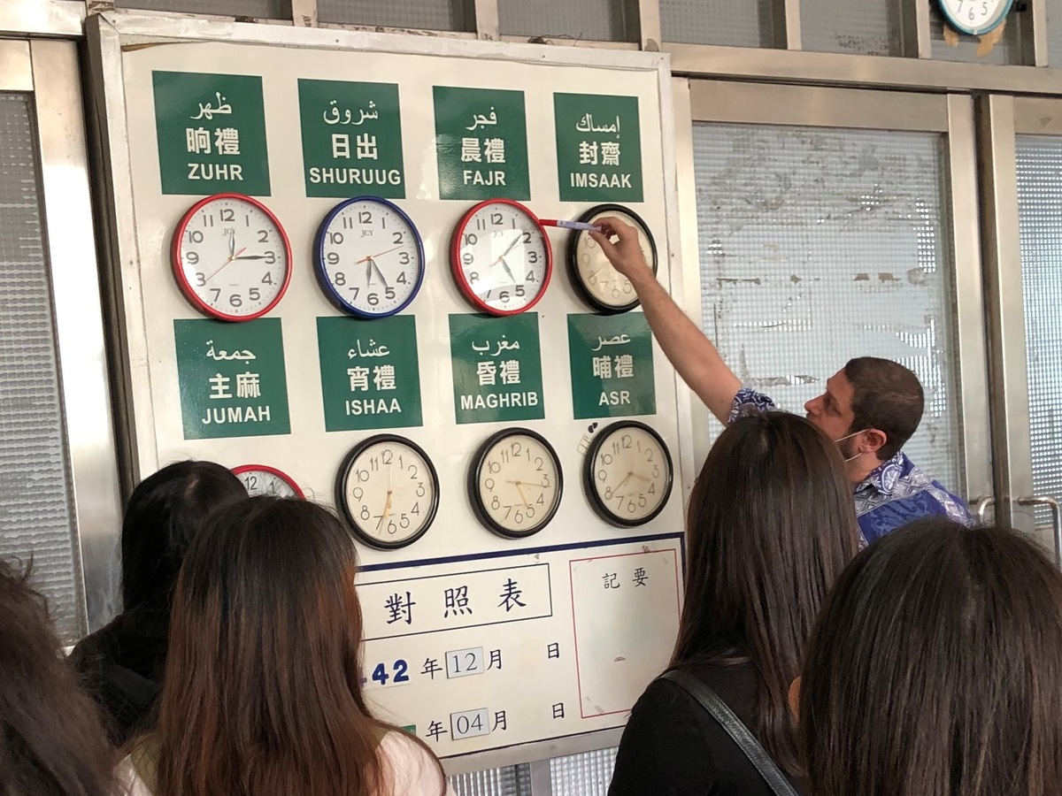 白士禮說明不同時鐘代表的時間意義