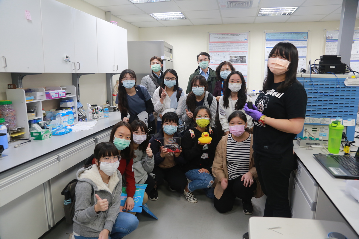 國立中山大學帶領高中女學生參訪校內實驗室,期待激發並增強她們投入科學的興趣與自信,未來成為科技界的「女尖兵」。