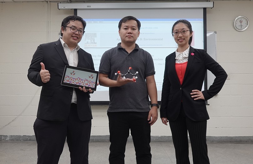 國立中山大學化學系助理教授邱政超(左)與台科大化學工程系副教授江佳穎(右)研究登國際頂尖期刊Applied Catalysis B: Environmental,圖中為台科大化工系越南籍博後武長江。