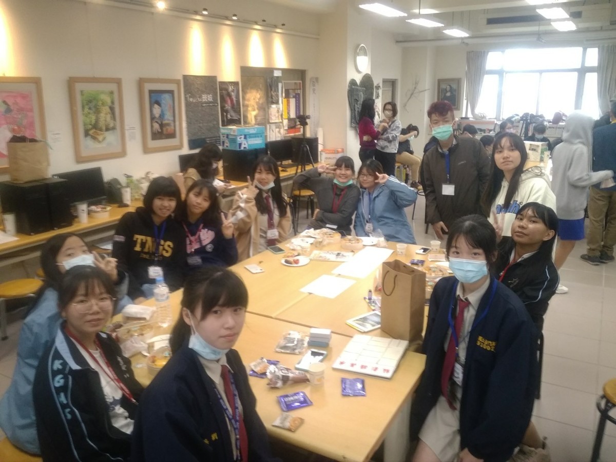 師資生楊元喆共同指導高雄女中學生成果發表
