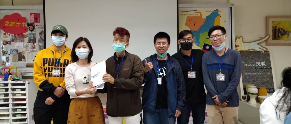 中山師資生與高雄女中劉癸蓉老師(左二)合影