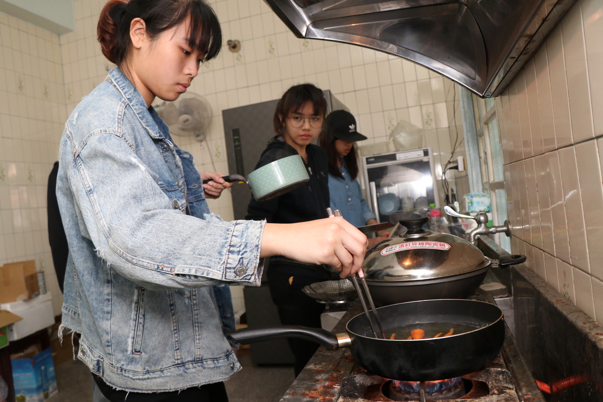 學生使用在地有機食材製作料理。