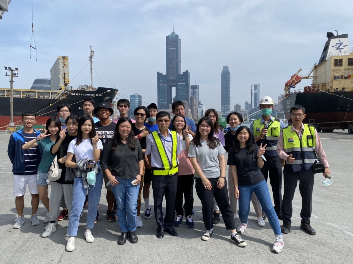 師生實地了解高雄港及周邊現況