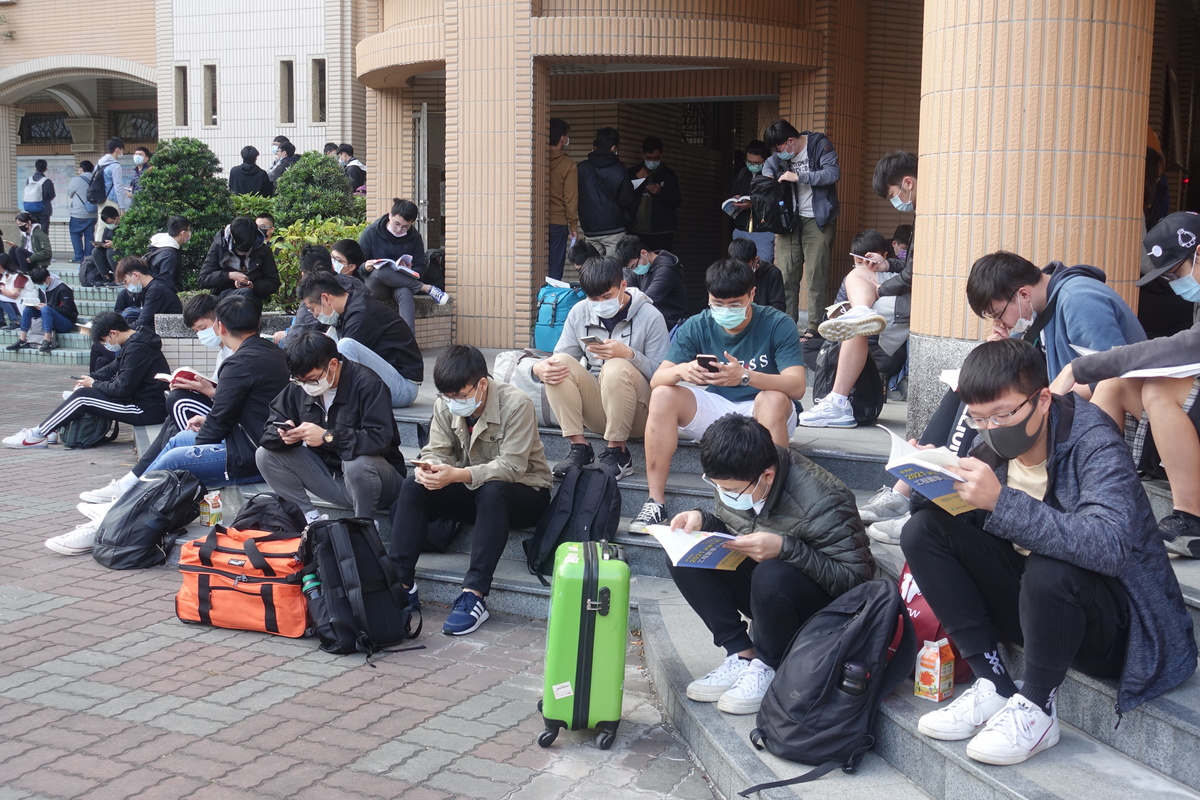 國立中山大學110學年度碩士班暨碩士在職專班考試今(7日)登場,考場秩序良好,到考率約9成。