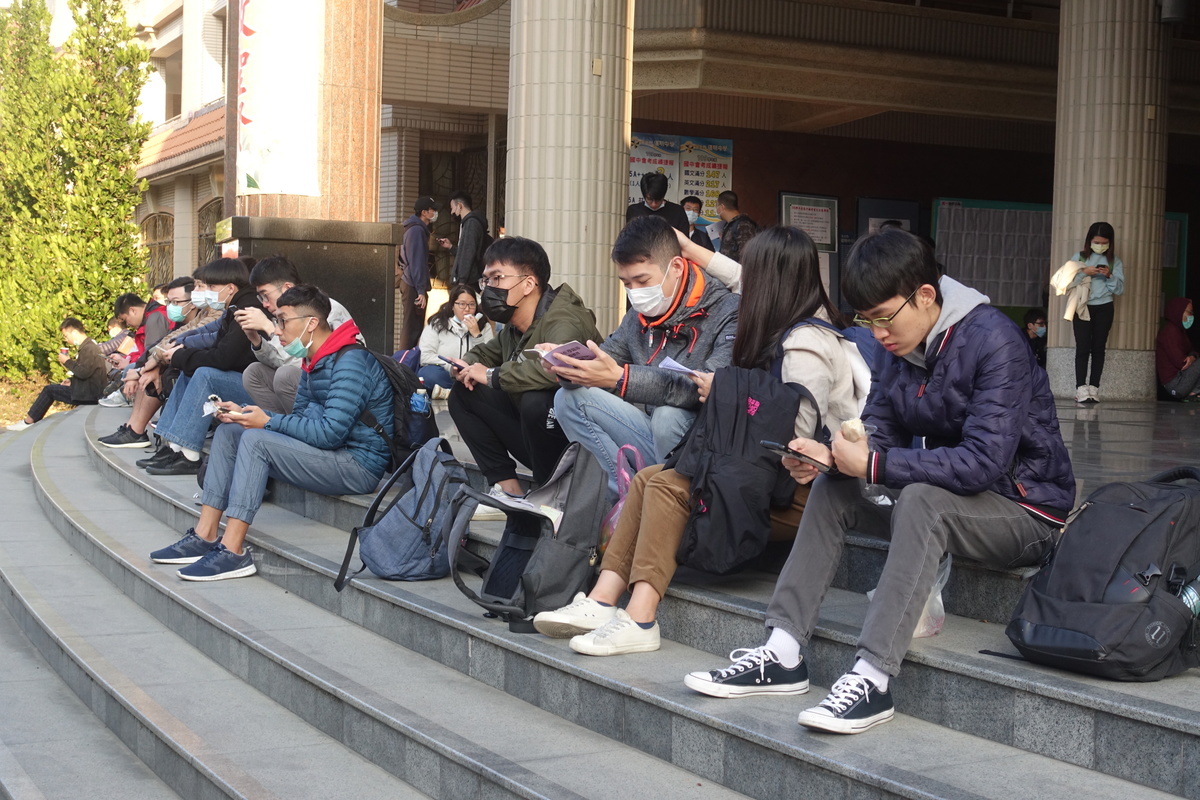 國立中山大學110學年度碩士班暨碩士在職專班考試今(7日)登場,考場秩序良好,到考率約9成。