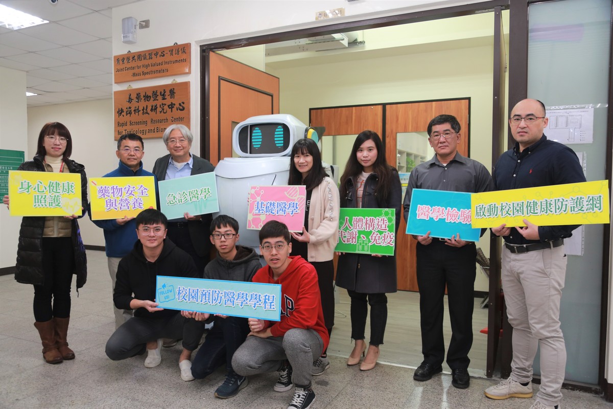 國立中山大學為申設後醫系而超前部署開設的「校園預防醫學學程」,一推出就吸引全校200多位大學生搶修,「秒殺」額滿。授課陣容包括:中山大學諮商心理師莊雅筑(第二排左起) 、海洋生物科技暨資源學系系主任廖志中、毒藥物暨生醫快篩科技研究中心主任謝建台、醫學科技研究所副教授范秀芳、生技醫藥研究所助理教授余靈珊、化學系教授張柏齡、醫學科技研究所副教授楊閎蔚。