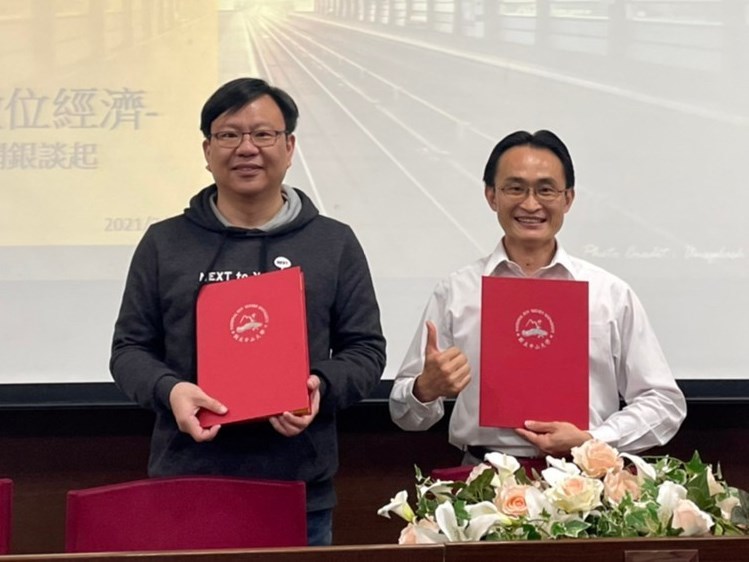 中山大學政治經濟學系教授李予綱(右)與將來銀行總經理劉奕成簽訂產學合作備忘錄