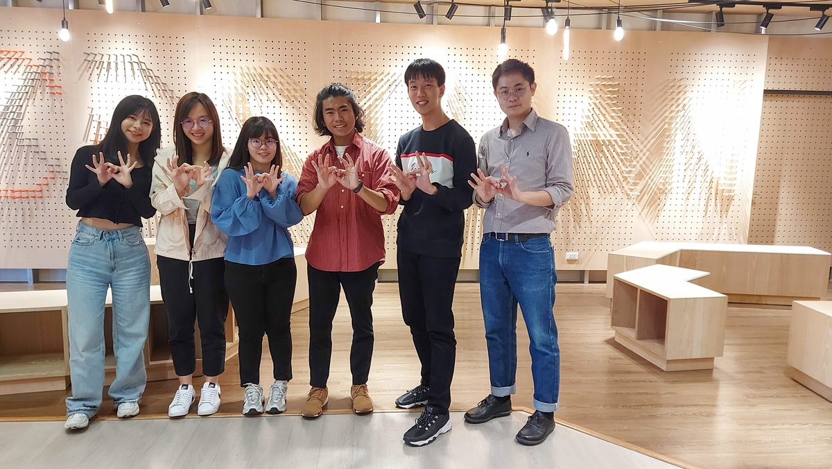 學生團隊與西灣學院游銘仁老師(右一)合影