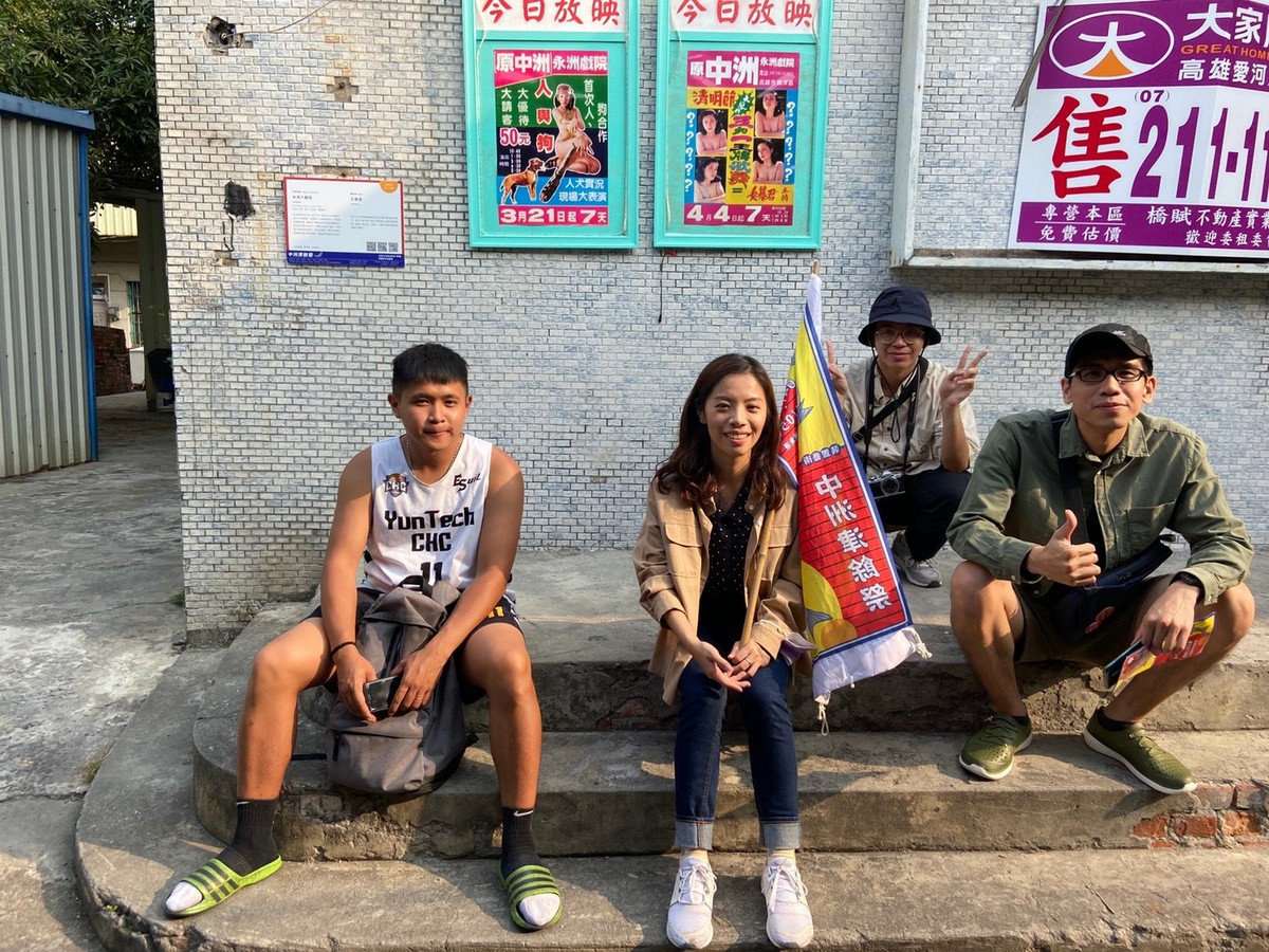 策展人(中)與遊客於「永洲大戲院」合影