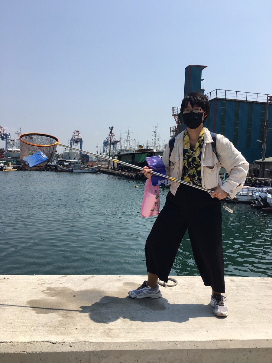 遊客撈津餘