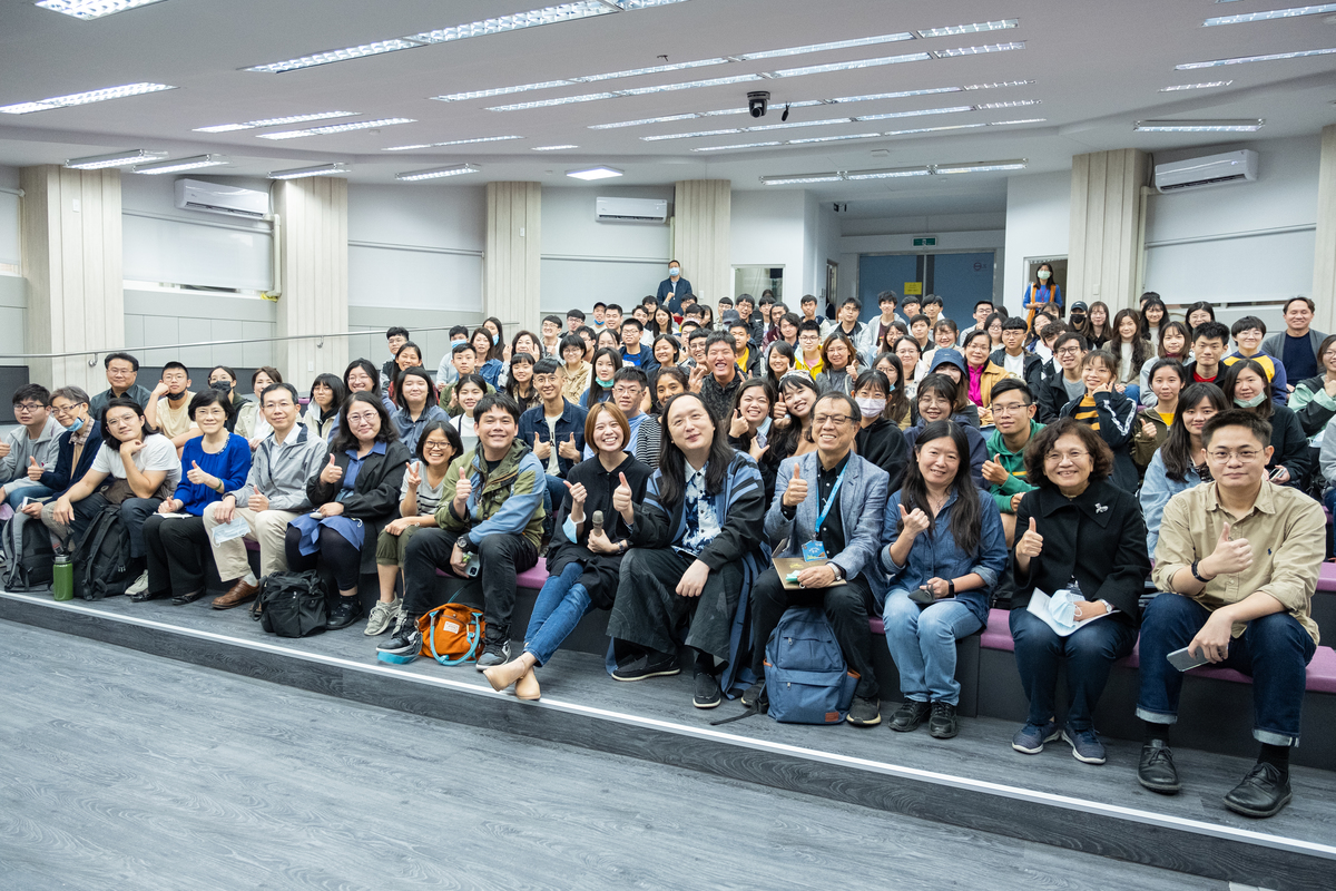 國立中山大學新設社會創新研究所,邀請行政院政務委員唐鳳(第一排右五)蒞校分享「台灣社會創新發展趨勢」,上百名學生擠爆會場。圖/西灣學院提供