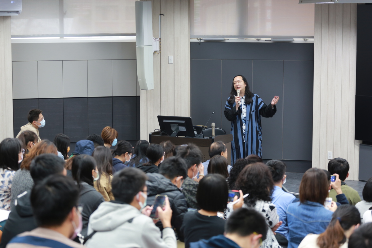 行政院政務委員唐鳳面對學生提問,包括時下最夯的「鮭魚之亂」、人工智慧AI發展到台灣未來新興職業等,皆「來者不拒」,為學生指點迷津。