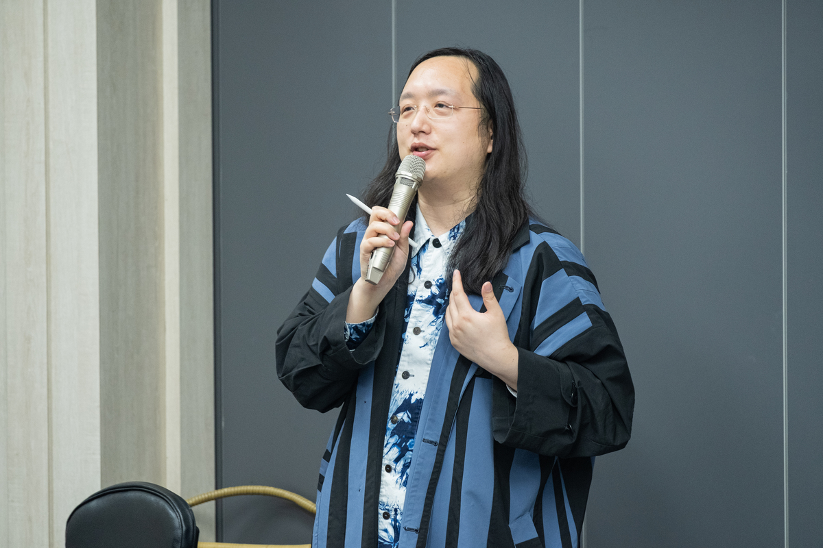 行政院政務委員唐鳳面對學生提問,包括時下最夯的「鮭魚之亂」、人工智慧AI發展到台灣未來新興職業等,皆「來者不拒」,為學生指點迷津。圖/西灣學院提供