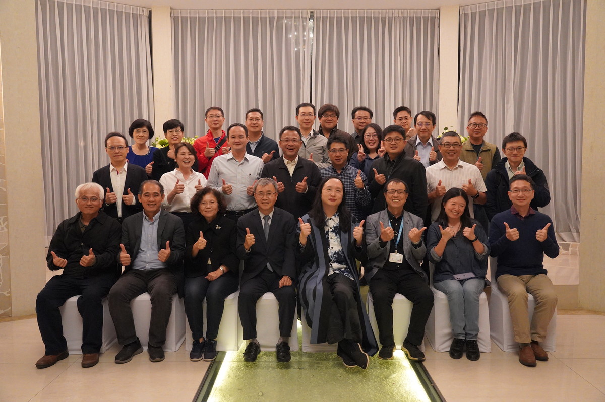 國立中山大學新設社會創新研究所,邀請行政院政務委員唐鳳(第一排右四)蒞校分享「台灣社會創新發展趨勢」。圖/西灣學院提供