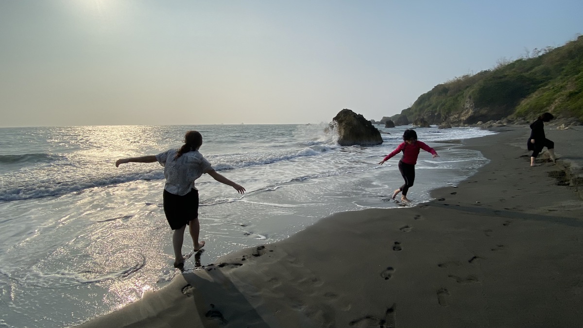 觀察海浪的變化,以身體動作回應、互動