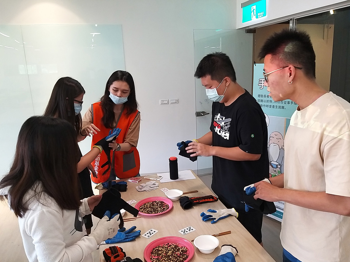 工作坊學員穿戴高齡模擬體驗教材