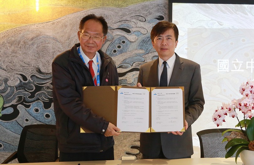 中山大學由副校長陳陽益(左)代表與雲朗觀光集團總經理盛治仁簽署MOU