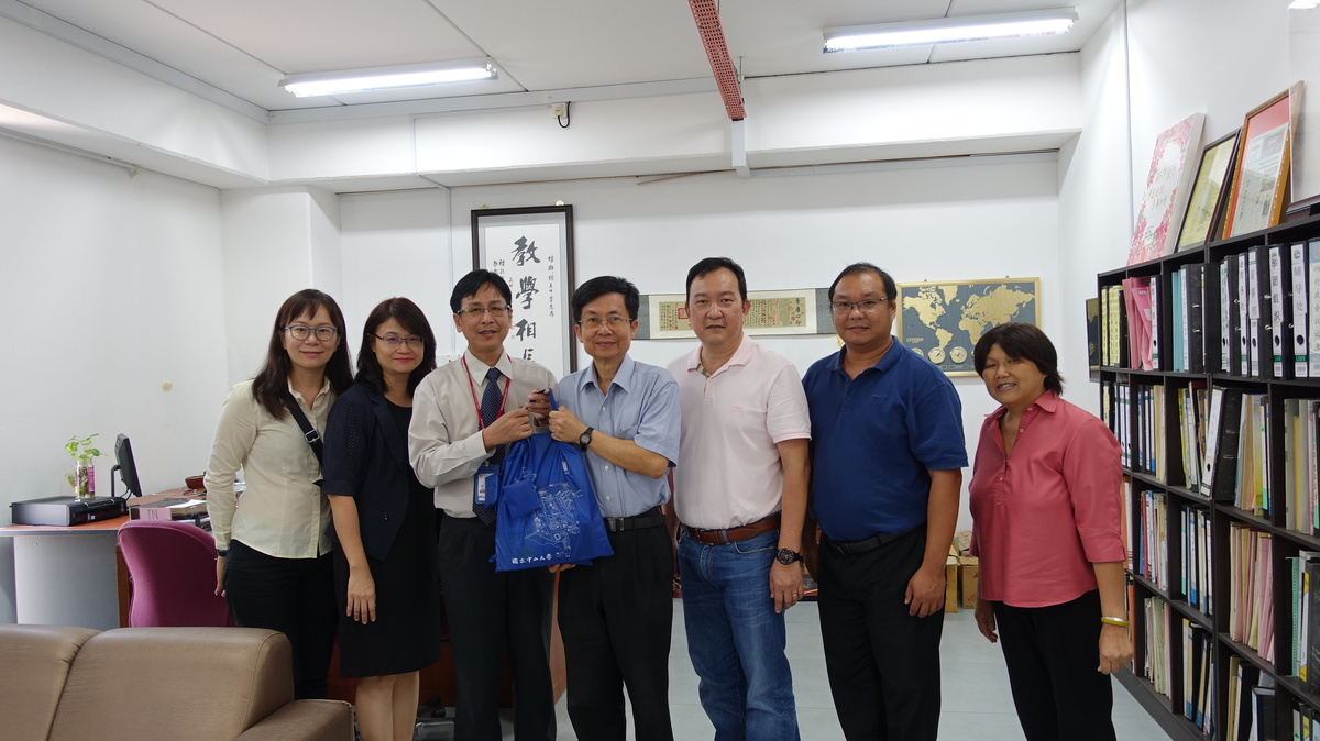 拜訪馬來西亞笨珍培群中學。左起中山大學教務處洪嘉貞行政組員、謝佳蓁組長、笨珍培群王楨文校長、中山大學李宗霖教務長、馮許全校友會會長、杜韻松校友會副會長、笨珍培群梁玉英第一副校長/教務處主任