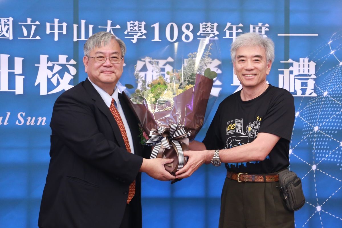 電機系鄭志強主任代表獻花